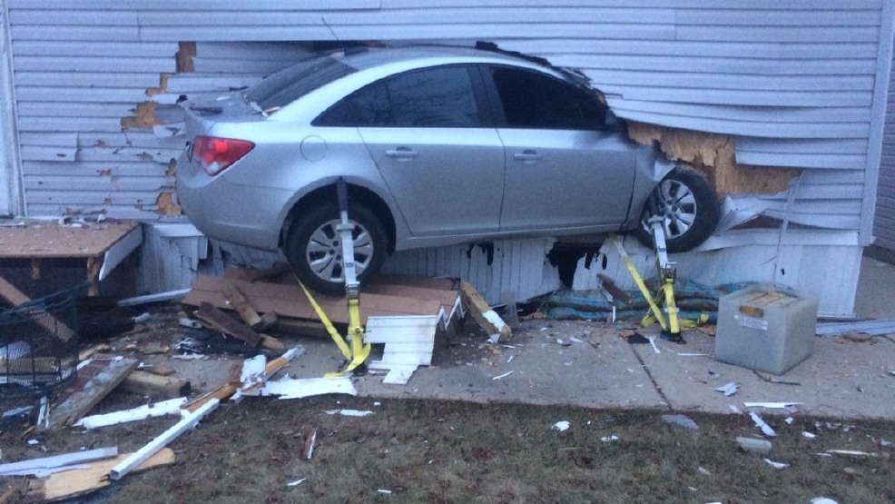 Car crashes into Cedar Rapids home KGAN