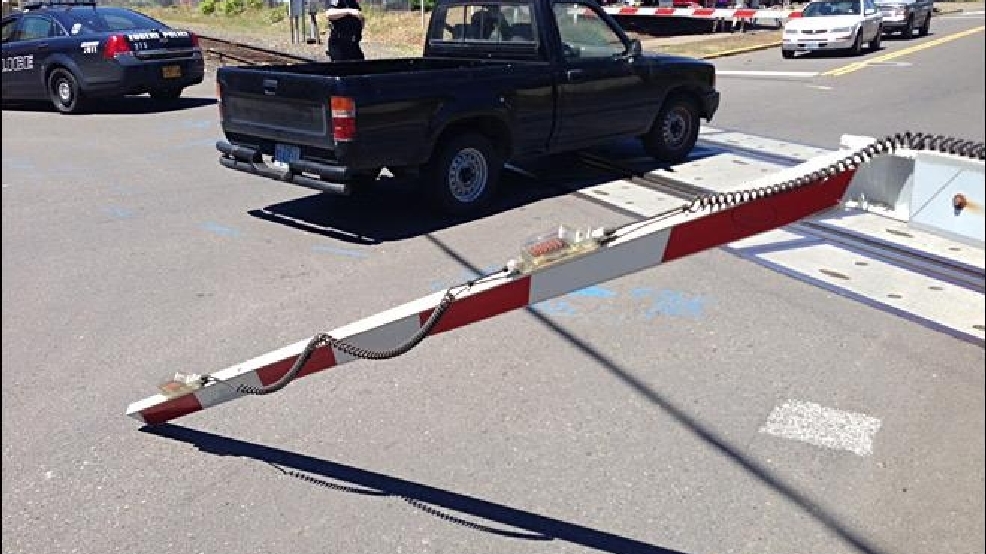 Railroad crossing gates drop without an train KVAL