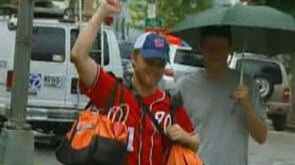 nats-fans-umbrella-crop_296.jpg