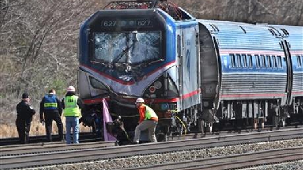 2 Amtrak workers killed after train derails heading to D.C