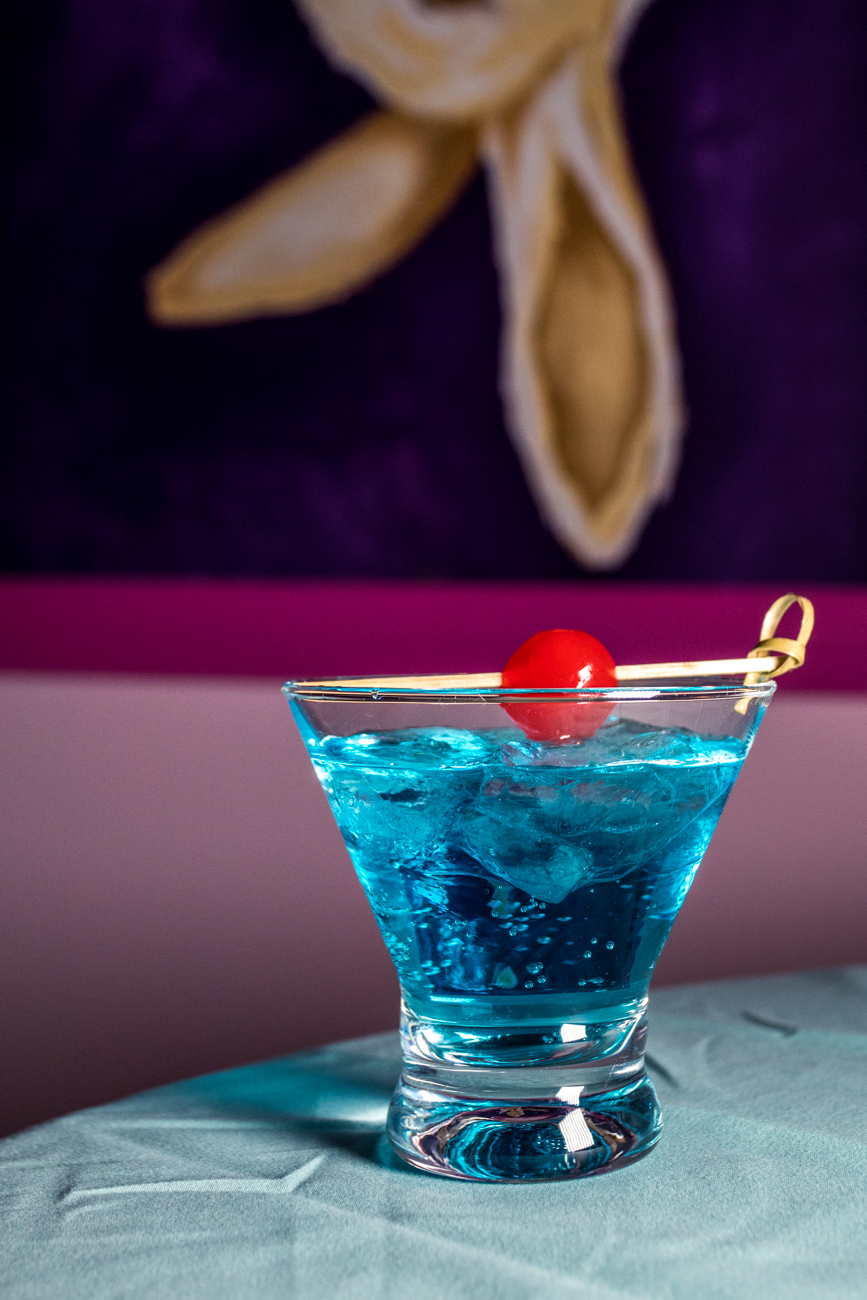 An Alice In Wonderland-Themed Pop-Up Features Drinks, Riddles, and Eye ...